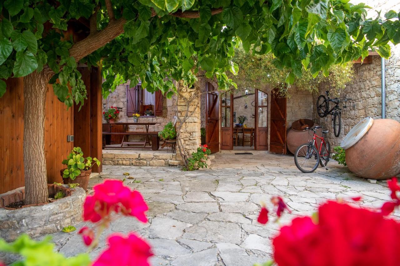 Apanemia Inn House Лофу Экстерьер фото