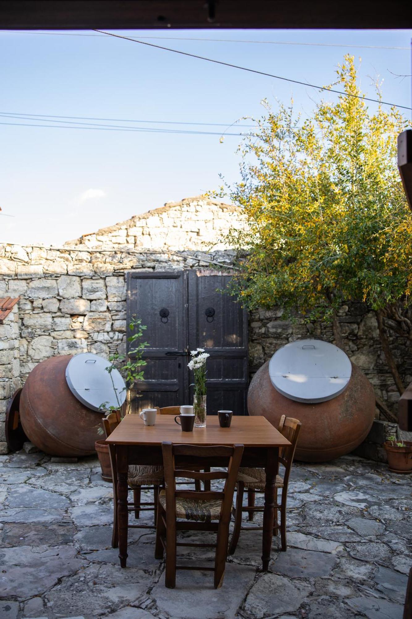Apanemia Inn House Лофу Экстерьер фото
